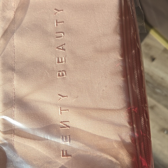 FENTY BEAUTY BAECATION GETAWAY Embroidered Coco nude bag - Picture 12 of 12